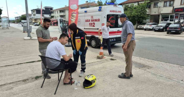 Düzce'de motosiklet sürücüsü otomobile çarpmamak için frene basınca yaralandı