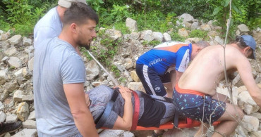 Düzce'de şelalede yürüyüş yaparken yaralanan turist kurtarıldı