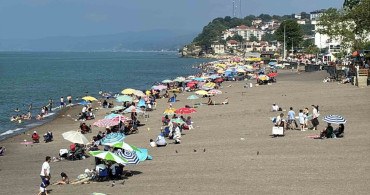 Düzce'de Sıcak Hava Denize Koşuşturdu