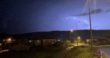 Düzce'de Şimşeklerin Ardından Büyüleyici Dolunay