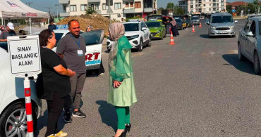 Düzce'de sürücü adayları direksiyon sınavında ter döktü