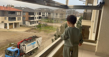 Düzce'de Temizlik İşçileri Minik Hayrana Oyuncak Hediye Etti