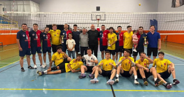 Düzce'de voleybol turnuvasının şampiyonu Sofiler takımı oldu