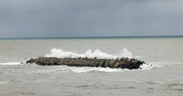 Düzce'nin Akçakoca İlçesinde Kuvvetli Rüzgar Dalgaları Yükseltiyor