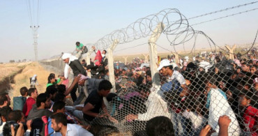Düzensiz Göçmenler Avrupa Sınırına Doğru Harekete Geçti