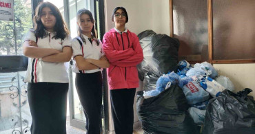Ecenur, depremzedelere destek için 500 kilogram mavi kapak topladı
