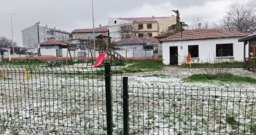 Edirne'de Aniden Bastıran Dolu Yağışı Sokakları Beyaza Bürüdü