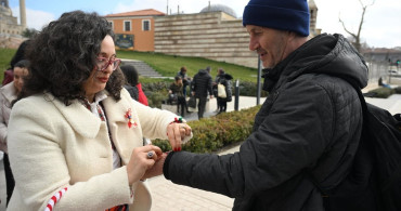 Edirne'de Baharın Gelişini Kutlayan 'Marteniçka' Dağıtımı Yapıldı