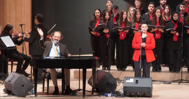 Edirne'de Müzikal Tiyatro 'Kim Var?' Sahnelendi