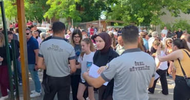 Edirne'de öğrenciler içeride, veliler dışarıda ter döktü