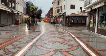 Edirne'de sağanak yağışa hazırlıksız yakalanan bir vatandaşın ilginç çözümü