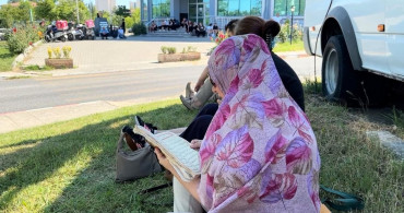 Edirne'de sınava giren kızını dualarla bekleyen anne
