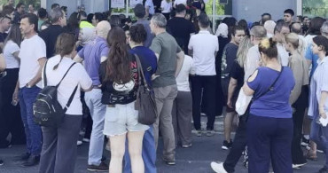 Edirne'de sınava giren kızını dualarla bekleyen anne