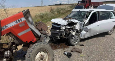 Edirne'de traktör ile otomobil çarpıştı, 2 kişi yaralandı