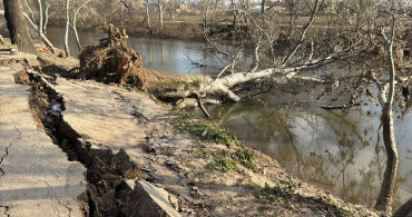 Edirne'de Tunca Nehri Kıyısında Toprak Kayması