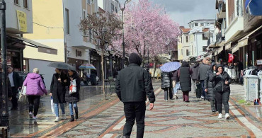 Edirne’de Yağmura Rağmen Alışveriş Yoğunluğu
