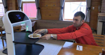 Edirne'de Yapay Zeka Destekli Robot Garson Hizmete Girdi