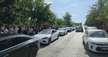Edirne'de YKS AYT sınavı için veliler dışarıda heyecanla bekledi