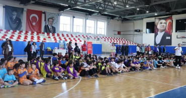 Edremit'te 8 Bin Öğrenci Geleneksel Oyunlarla Buluştu