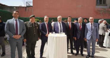 Edremit’te Atatürk’e Saygı Duruşu