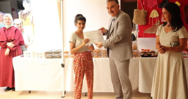 Edremit'te kursiyerlerin el emeği göz nuru ürünleri sergilendi