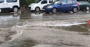 Efeler ilçesinde sağanak yağış yolları göle çevirdi