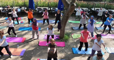 Efeler'de açık havada yoga etkinliği düzenleniyor