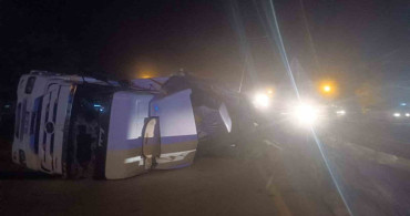 Eğirdir'de Tır Devrildi, Sürücü Yarılandı