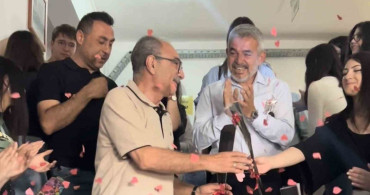 Eğitime adanan 40 yıl: Emekli olan okul müdürüne güllerle veda