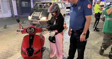 Ehliyetini Alan Kadın, Polislere Erik İkram Etti