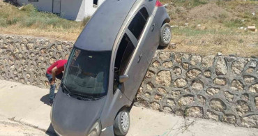 El freni çekilmeyen otomobil istinat duvarından düştü: 2 yaralı