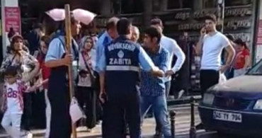 El Koyduğu Pamuk Şekerleri Çiğneyen Zabıta Görevden Alındı!