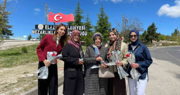 Elazığ Belediyesi'nden Karanfil Dağıtımı