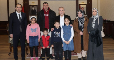 Elazığ Valisi, Türk Bayrağını Kaldıran Çocukları Ağırladı