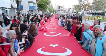 Elazığ'da 100 Metrelik Türk Bayrağıyla Fener Alayı