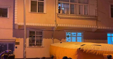 Elazığ'da evinin balkonundan atlamak isteyen şahıs polisler tarafından ikna edildi
