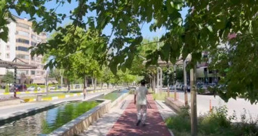 Elazığ'da hava sıcaklıkları artarken çocuklar süs havuzlarına koşuyor
