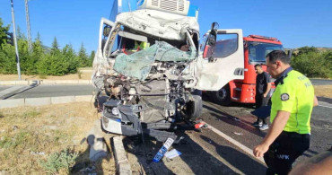 Elazığ'da iki tırın çarpıştığı kazada yaralı sürücü ekiplerce kurtarıldı