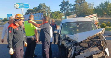Elazığ'da kamyon ile hafif ticari araç çarpıştı: 1 yaralı
