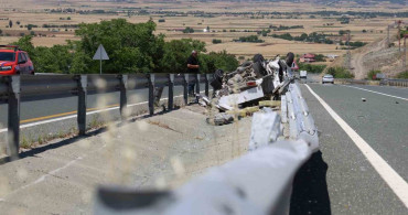 Elazığ’da kamyonet su kanalına devrildi, 2 kişi yaralandı