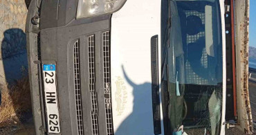 Elazığ'da kamyonet yan yattı: 2 yaralı