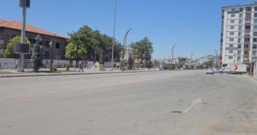 Elazığ'da kavurucu sıcaklar cadde ve sokakları boş bıraktı