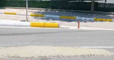 Elazığ'da mikserden taşan beton harcı yola döküldü