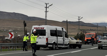 Elazığ'da Minibüs ve Otomobil Çarpıştı: 4 Yaralı
