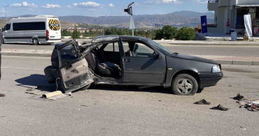 Elazığ’da otomobil, aydınlatma direğine çarptı: 1’i ağır 3 yaralı