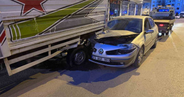 Elazığ'da Otomobil-Kamyonet Çarpıştı: 1 Yaralı