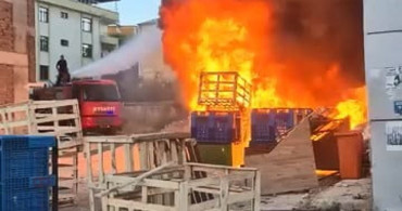 Elazığ’da palet yangını binaya sıçradı