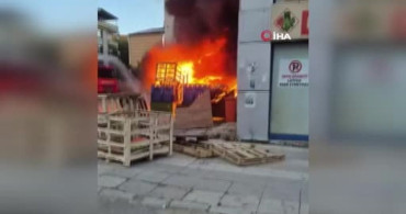Elazığ'da palet yangını binaya sıçradı