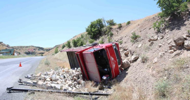 Elazığ'da parke taşı yüklü kamyonet devrildi: 2 yaralı