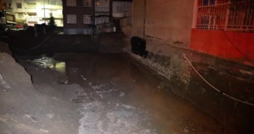 Elazığ'da Sağanak Yağışın Etkisi: İnşaat Temeline Su Doldu